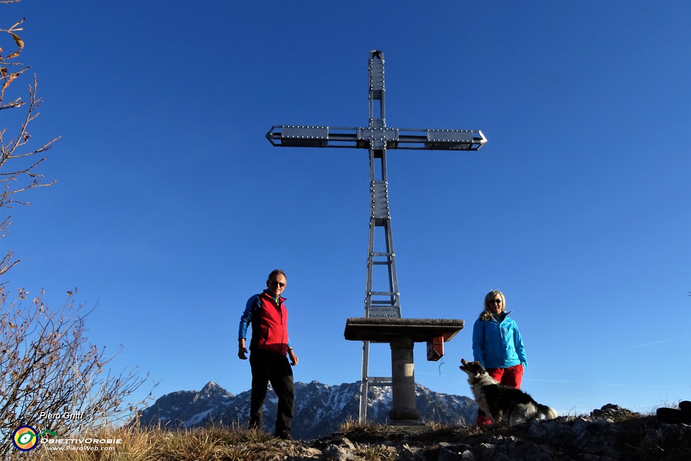 01 Alla croce del Monte Castello (1425 m).JPG